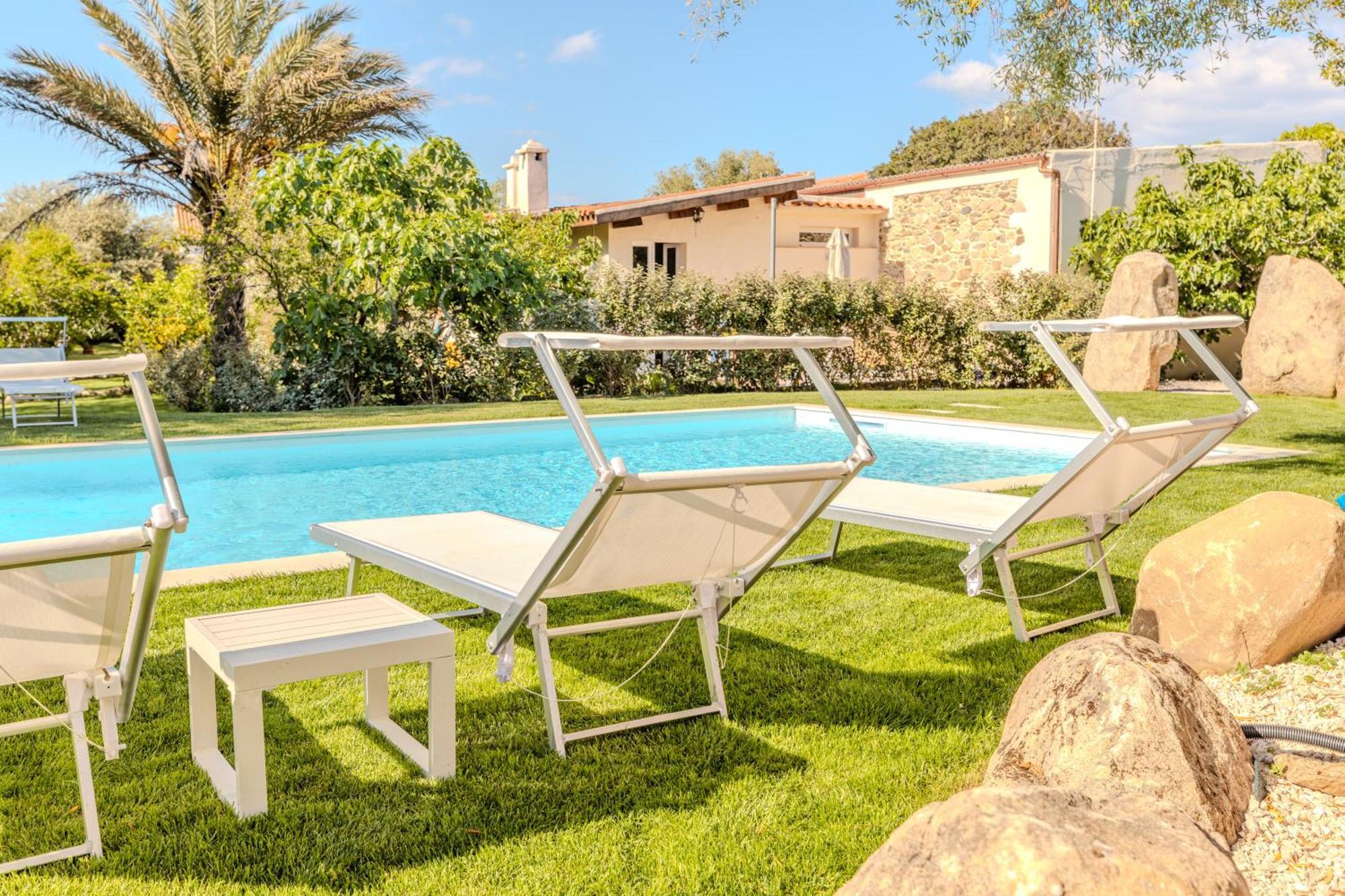 Stazzo San Teodoro Piscina Condivisaアパートメント エクステリア 写真